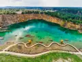 Turkusowe jezioro w kamieniołomie, z drewnianą kładką i altanką. Niezwykłe miejsca w Polsce, które zachwycają.