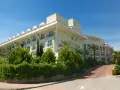 Nowe, jasne budynki hotelowe z balkonami i palmami. Wiele zieleni. Meder Resort Hotel opinie są pozytywne.