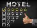 Ocena hotelu: zaznaczony pierwszy kwadrat i jedna złota gwiazdka. Kciuk w górę. Hotel zasługuje na wysokie gwiazdki.