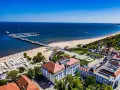 Sopot: plaża, molo, park i zabytkowe budynki tworzą malowniczy widok. Idealne miejsce na wypoczynek nad morzem, gdzie można poczuć atmosferę nadmorskich **termy nad morzem**.
