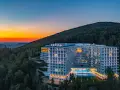 Nowoczesny hotel Crystal, otoczony lasem, z basenem i widokiem na zachód słońca. To z pewnością najlepszy hotel w Polsce.