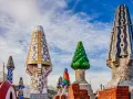 Kolorowe kominy na dachu Casa Batlló to jeden z punktów, które warto zobaczyć w Barcelonie. Ich mozaikowe zdobienia zachwycają.