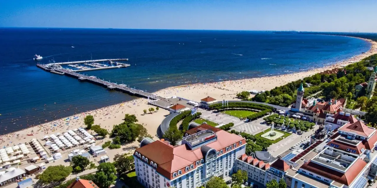 Sopot: plaża, molo, park i zabytkowe budynki tworzą malowniczy widok. Idealne miejsce na wypoczynek nad morzem, gdzie można poczuć atmosferę nadmorskich **termy nad morzem**.