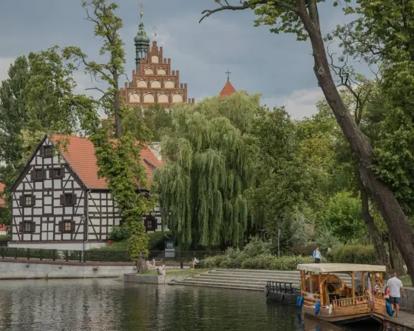 Spacer po Bydgoszczy: zabytkowa kamienica, wierzby nad Brdą i rejs łodzią to nietypowe atrakcje Bydgoszcz.