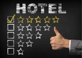 Ocena hotelu: zaznaczony pierwszy kwadrat i jedna złota gwiazdka. Kciuk w górę. Hotel zasługuje na wysokie gwiazdki.