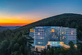 Nowoczesny hotel Crystal, otoczony lasem, z basenem i widokiem na zachód słońca. To z pewnością najlepszy hotel w Polsce.