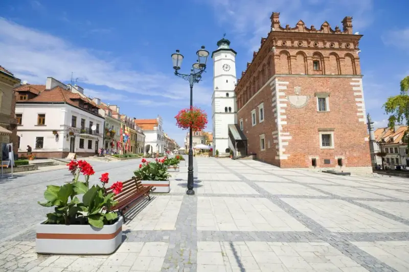 Rynek w Sandomierzu, największy rynek w Polsce, z ratuszem i kamieniczkami.